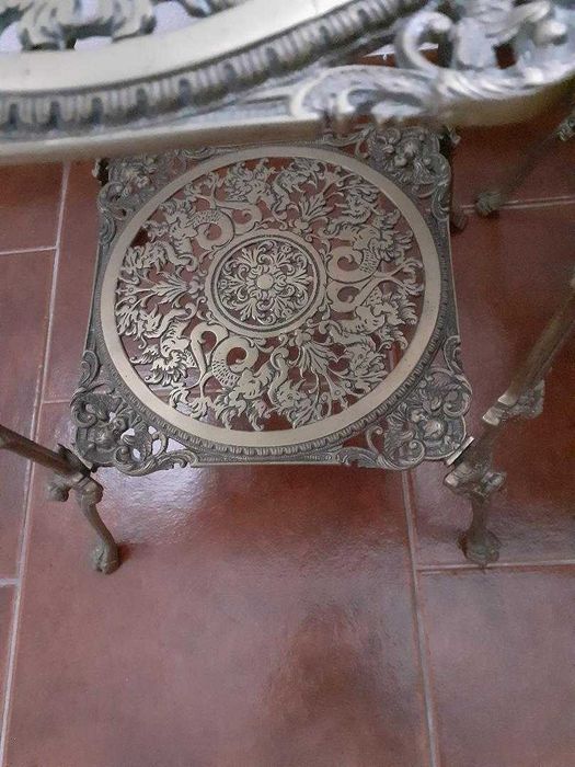 2 mesas de apoio, antigas, em bronze