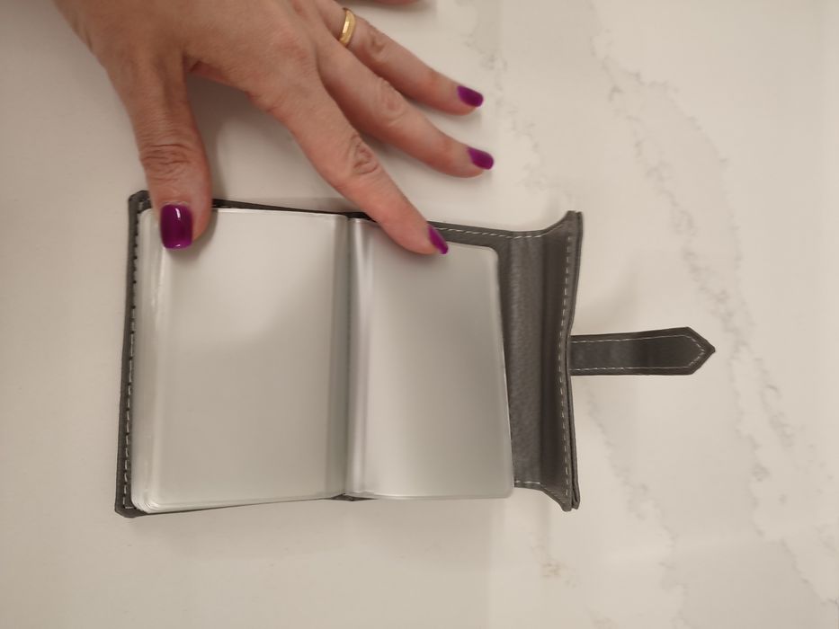 Porta cartões cinzento