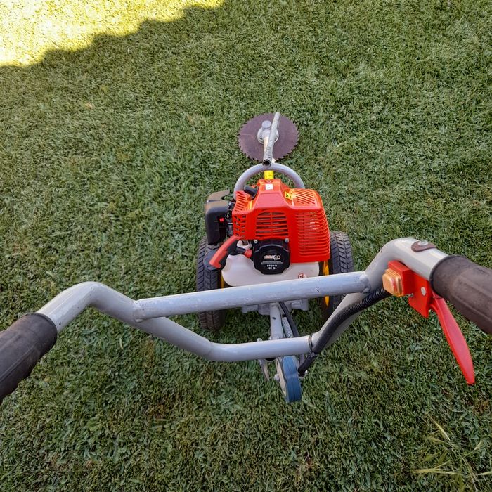 Roçadora com rodas Bricoferr