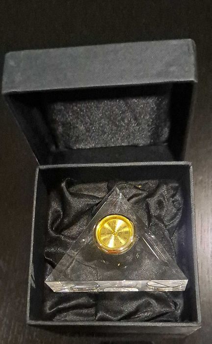 Crystal Triangle with Clock427807783969761281