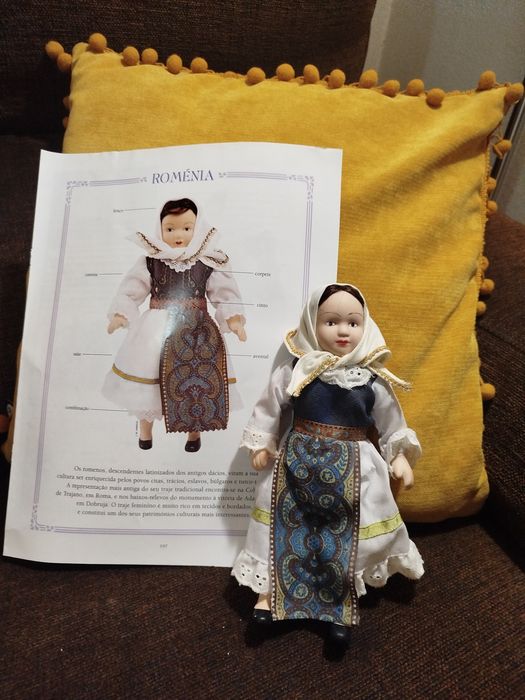 Vendo bonecas em porcelana. TAM 22cm de altura