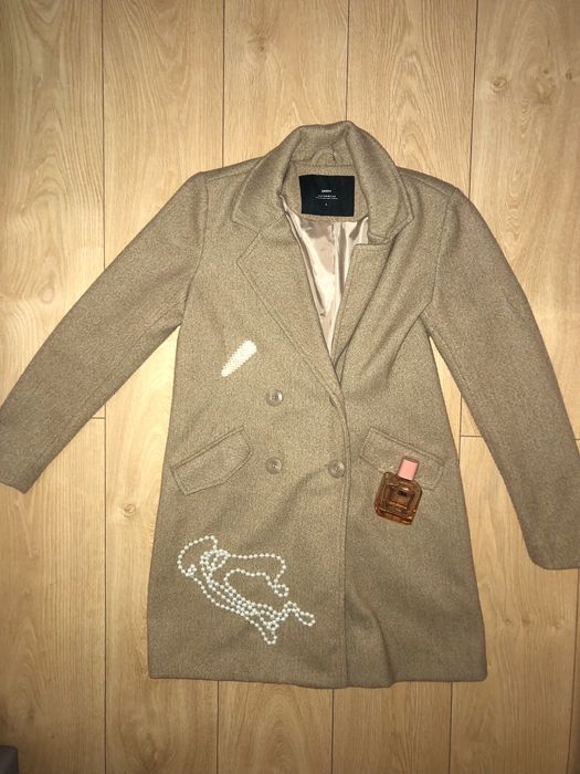 beżowy płaszcz jesienny elegancki