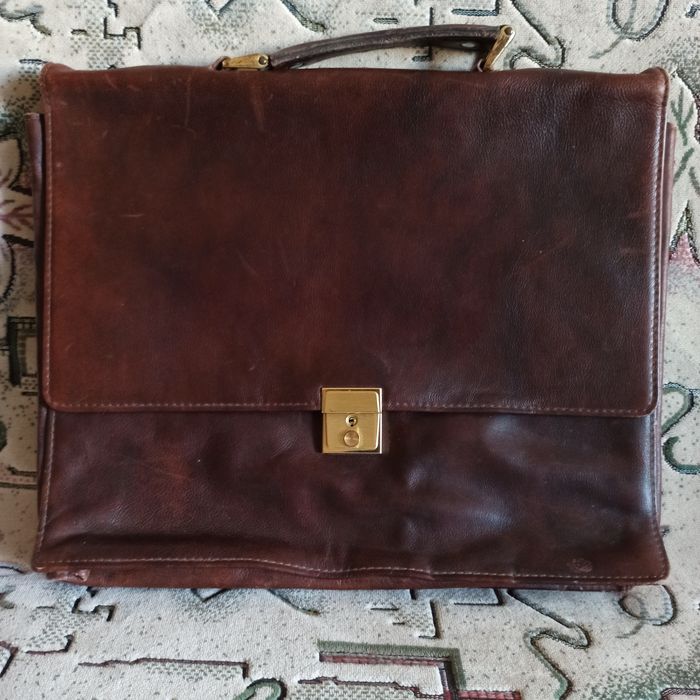 Продам кожаный портфель.