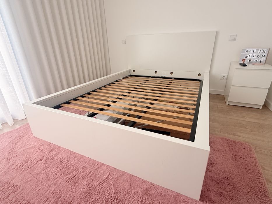 Cama (1,40 Largura), colchão, estrado, mesa cabeceira como novos