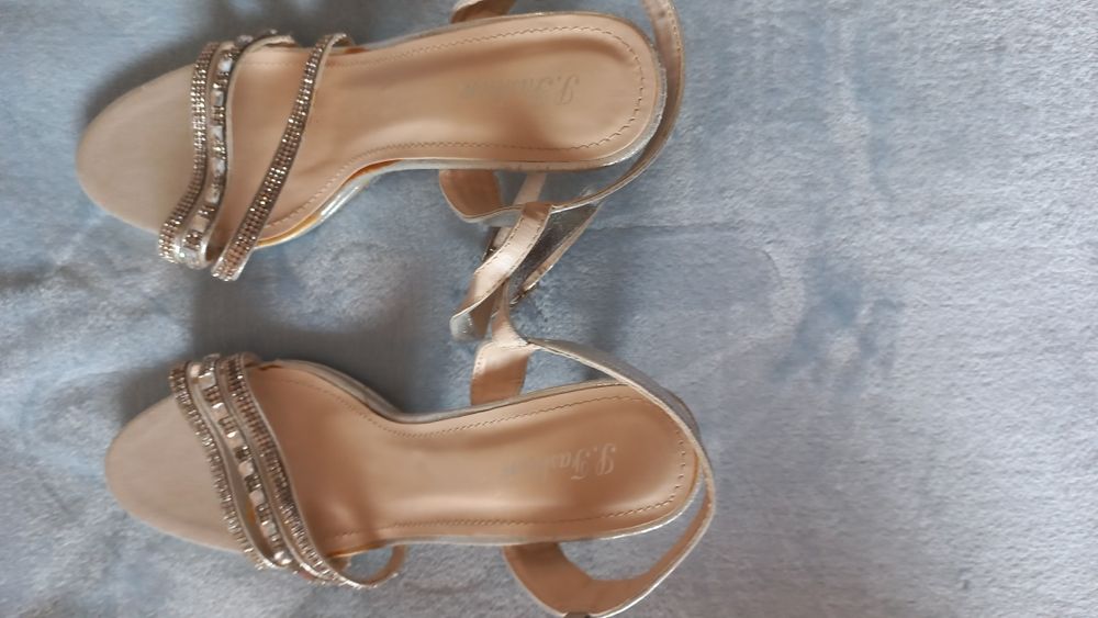 Sandálias prateadas