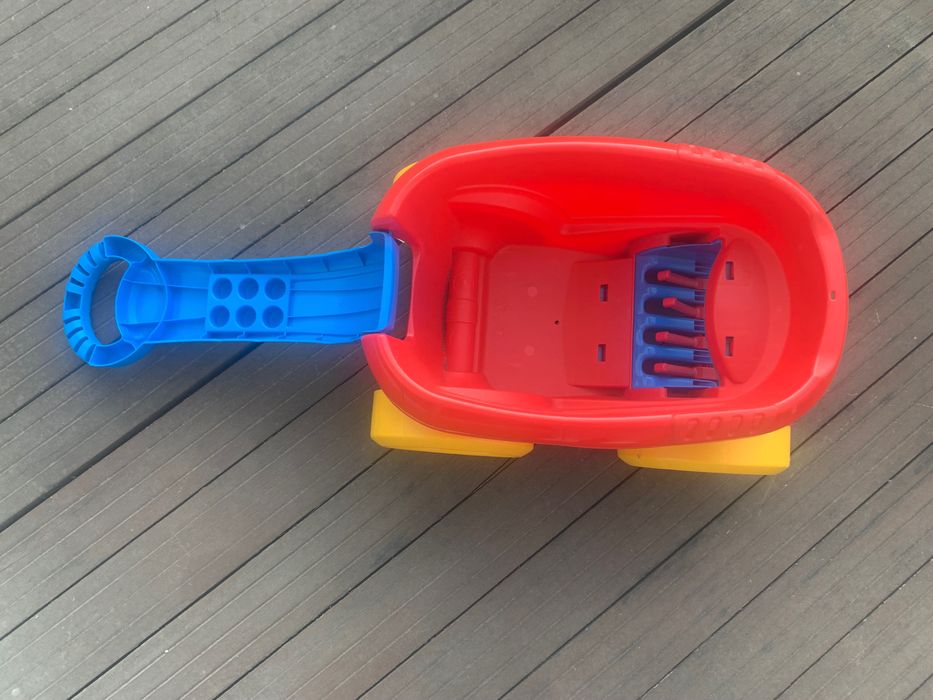 Baloiço, carrinho de mão, tábua de passar ferro, balde e toucador