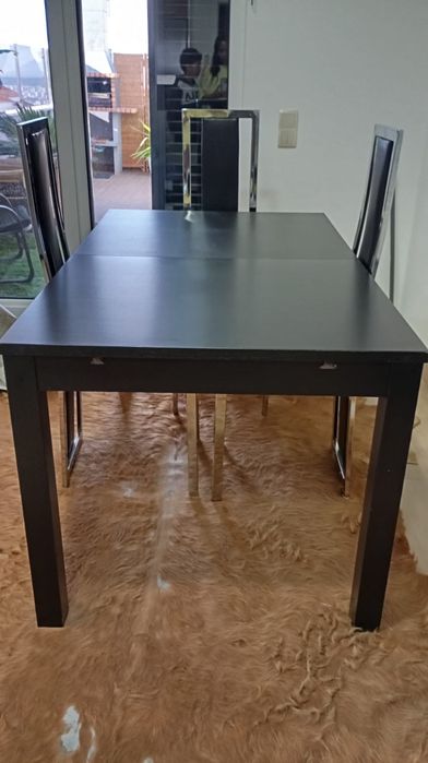 Mesa de cozinha preta IKEA com 4 cadeiras.
