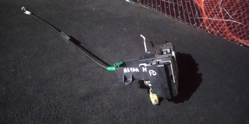Fecho Da Porta Frente Dto Opel Astra H (A04)