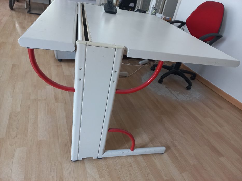 Mesa de escritório com local para fios e tomadas