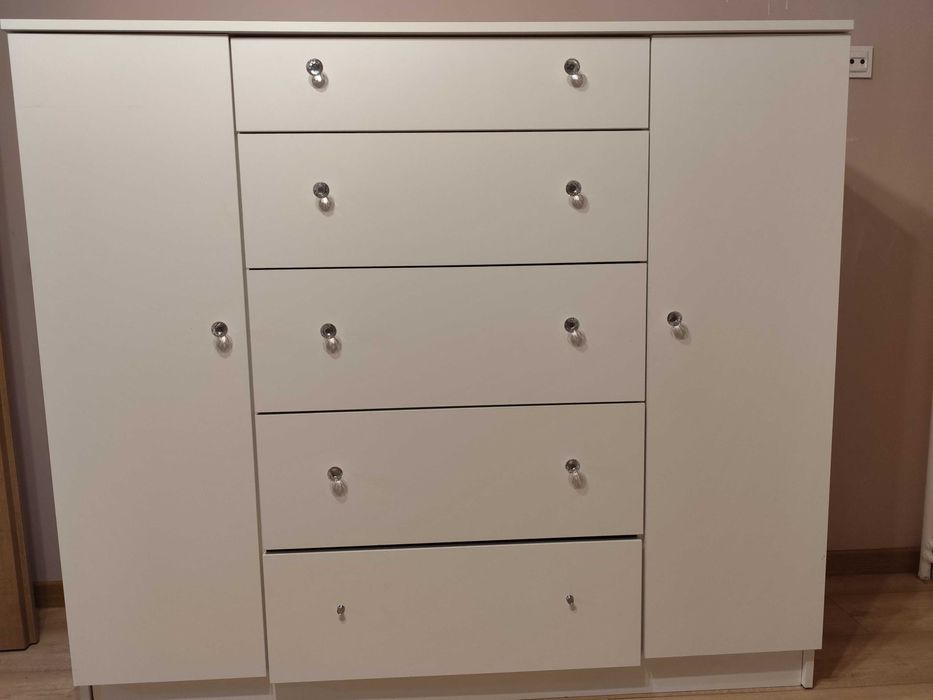 Sprzedam białą komodę