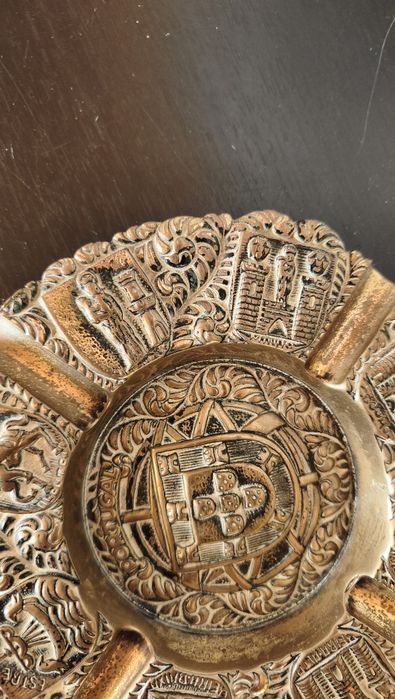 Cinzeiro Antigo em Bronze Maciço - Brasões de Portugal e Colónias (822g)