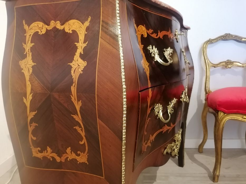 Cómoda clássica, estilo Luís XV. Pau-santo Espinheiro. Mármore. Bronze