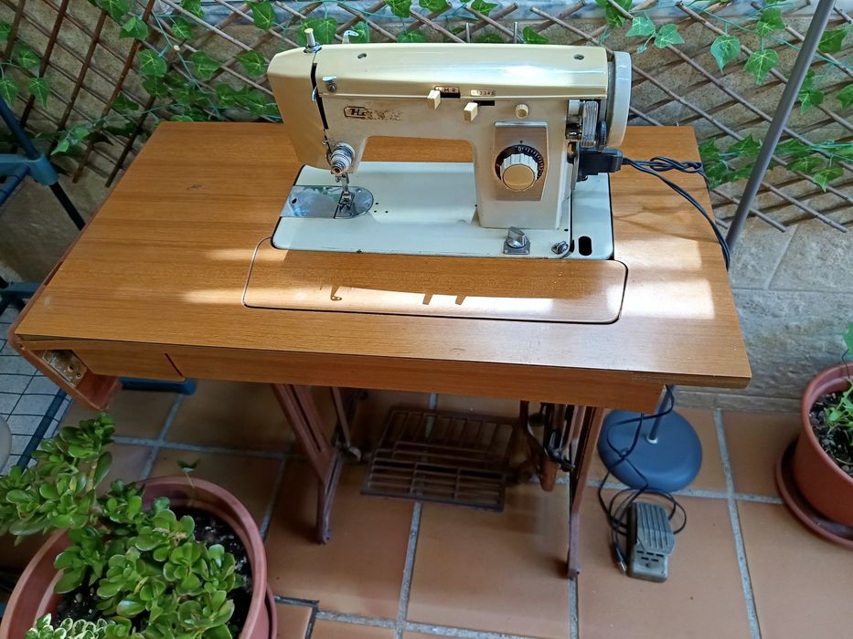 Máquina de Costura HL Vintage com Mesa de Pedal   Anos 50–70