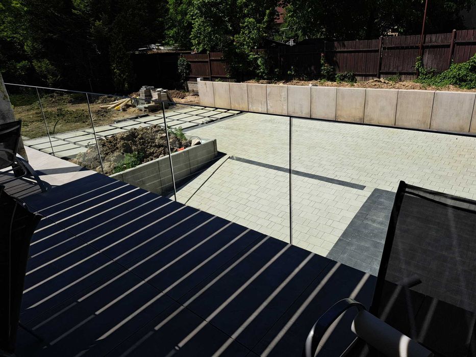 Szklana balustrada samonośna w systemie bezsłupkowym