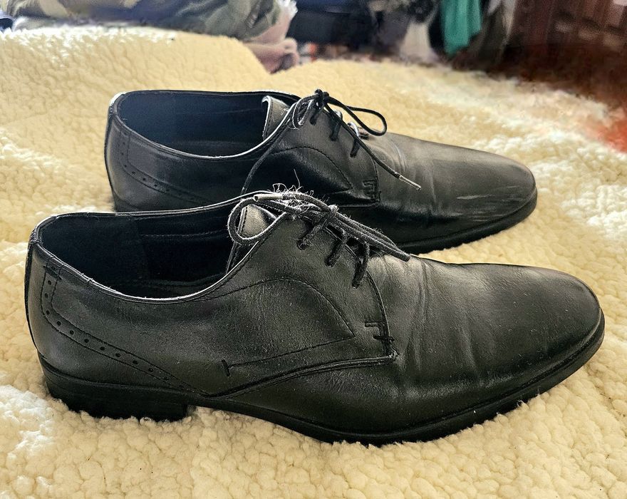 Par de sapatos pretos de homem de pele, tamanho 41.