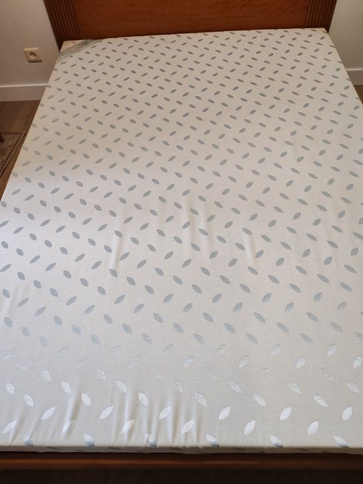 Cama de casal e mesa de cabeceira em