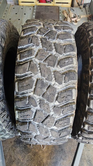 Vendo 4 pneus 31x10.50R15