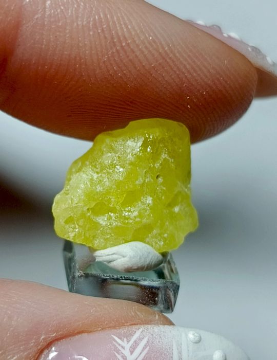 Siarka na lustrzanej podstawce Włochy