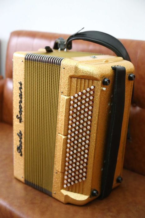 Acordeão dourado com botões Paolo Soprani