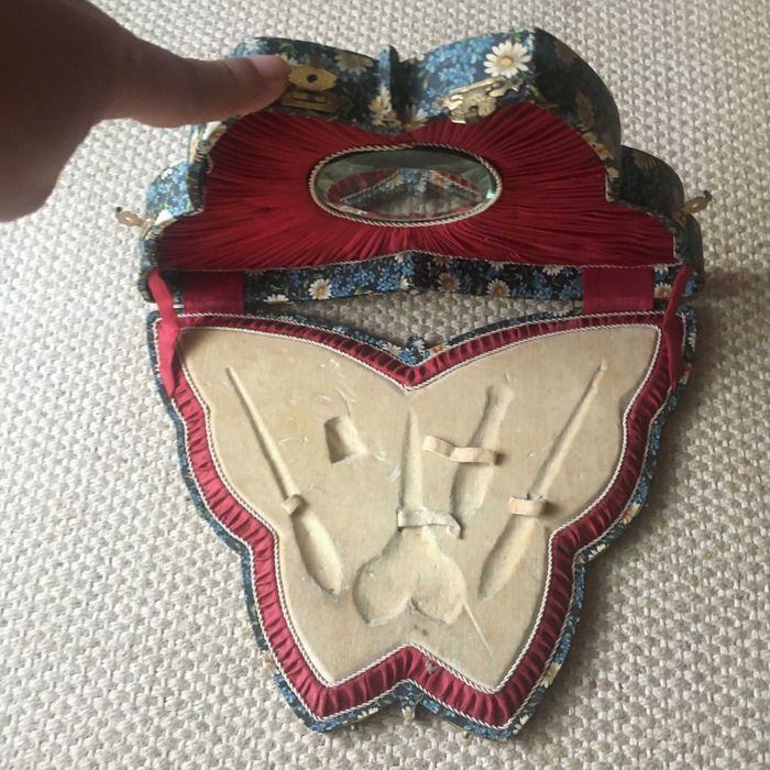 Caixa de costura em forma de borboleta