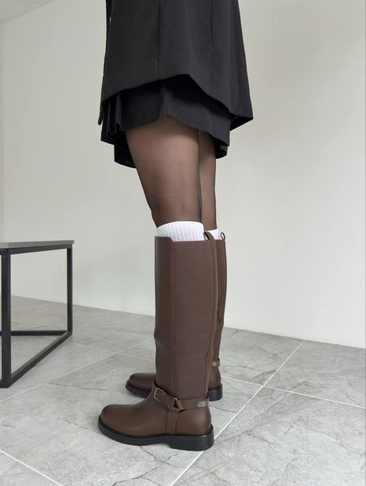 Високі чоботи коричневого кольору