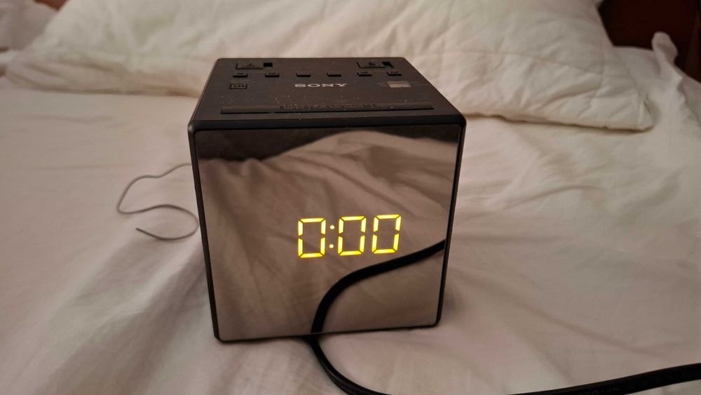 rádio / relógio despertador da marca Sony