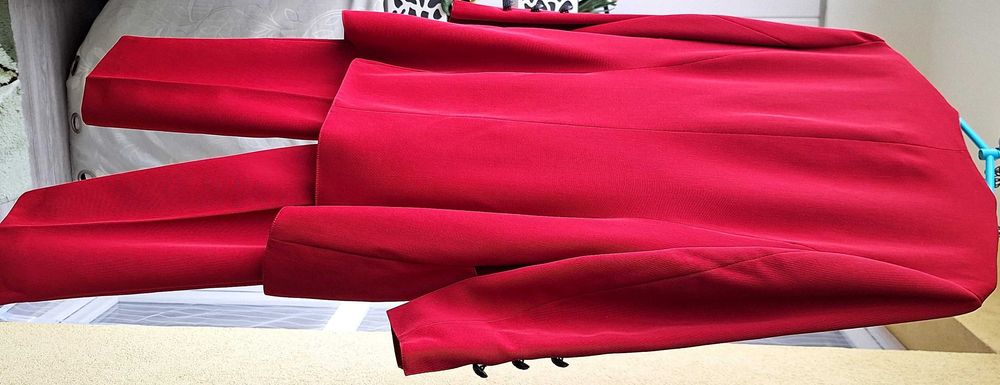 Elegancki czerwony garnitur damski ze spodniami Apart komplet