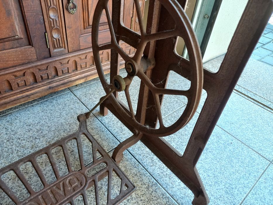Máquina de costura antiga Oliva