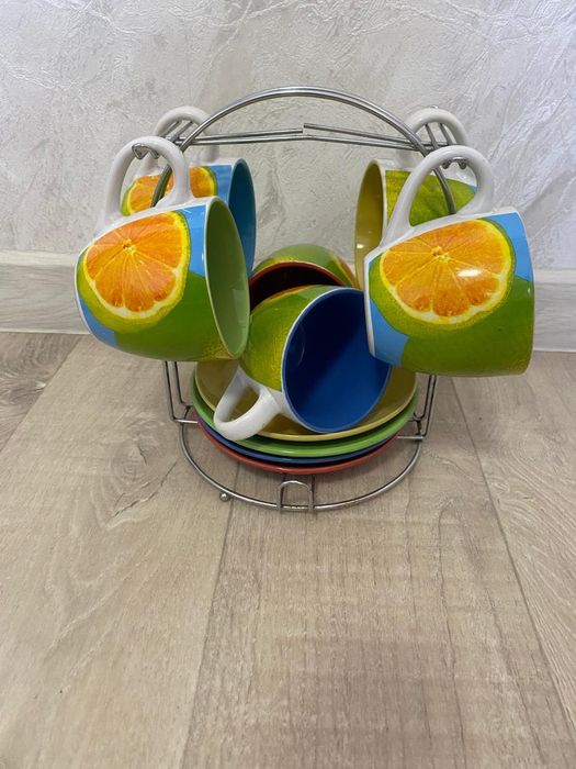 Продам чайний сервіз на металевій стійці (6чашок,4 блюдця)