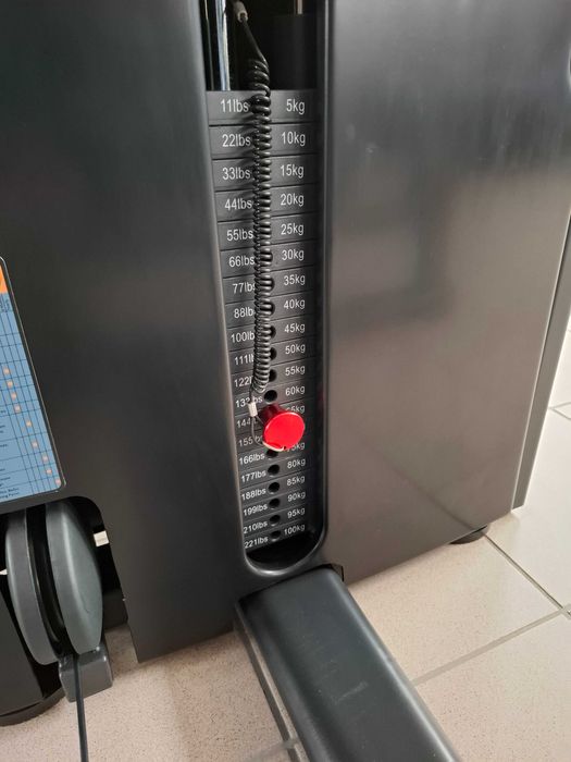 Urządzenie siłowe do ćwiczeń mięśni najszerszych grzbietu