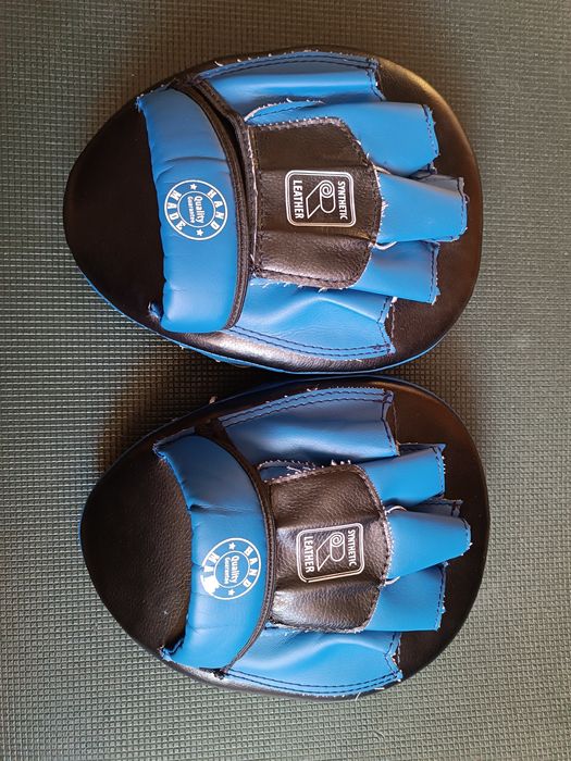 боксерські лапи.