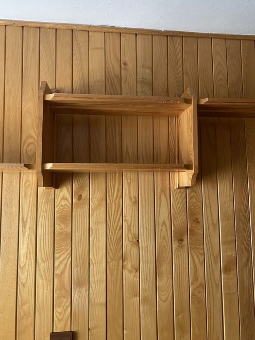 Drewniana półka, długość - 150 cm.