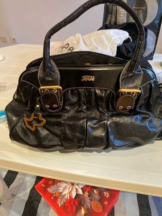 Bolsa tous preta em pele