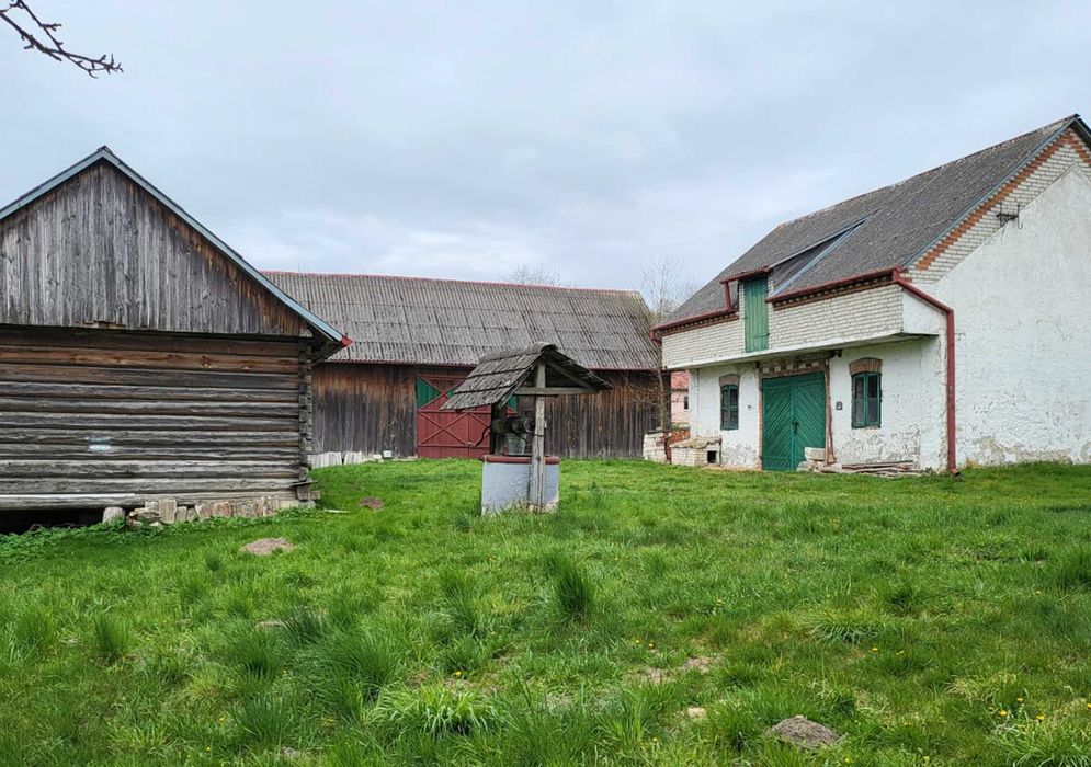 Widokowe siedlisko na Roztoczu Zachodnim | dom, zabudowania, studnia – pohled 2