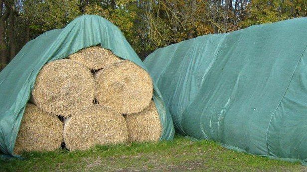 Fliz do słomy, fliz na siano i fliz do bel o wymiarach 12 x 25 m i gramaturze 145 g/m² tym rozmiarem przykryjesz 120 bel o średnicy 180cm