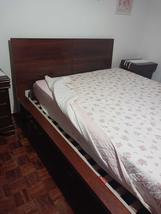 Vendo Cama de Casal de Madeira Maciça para colchão até 160x200 cm