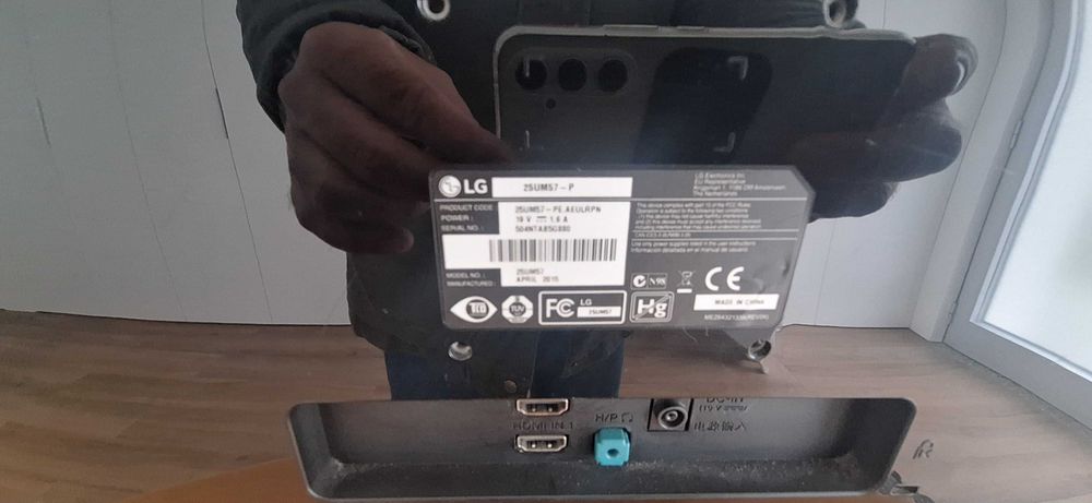 Vendo 4 monitores _ 1 LG de 29`` , 1 LG 25``, 1 ASUS de 24`` e 1 HP de