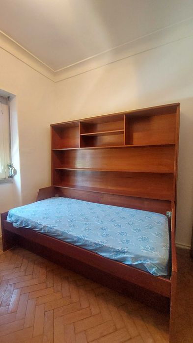 Cama dupla com colchão na gaveta e Estante