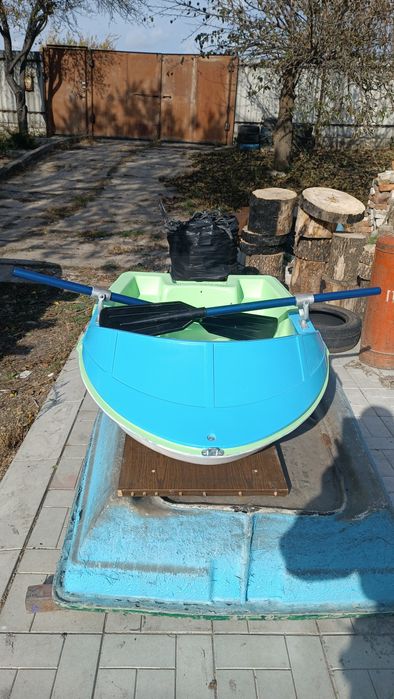 Продам новую весельную детскую лодочку.