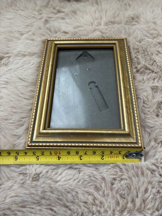 Złota drewniana ramka na zdjęcie