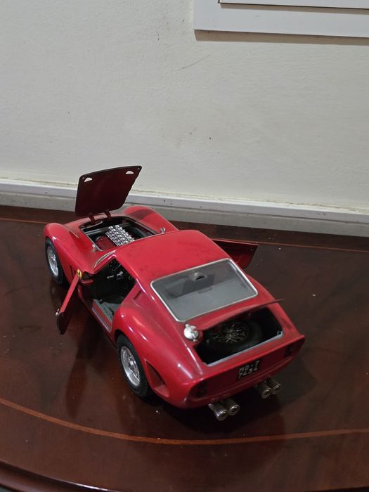 Ferrari 250 GTO (1962) - Escala 1/18 - Burago (Made in Italy)
