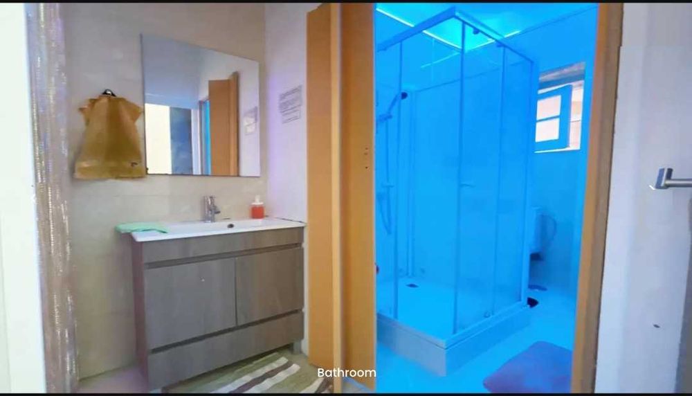 Quarto Individual Privado (Não Partilhado) c/ Beliche, TVs, WiFi, AC e Contrato