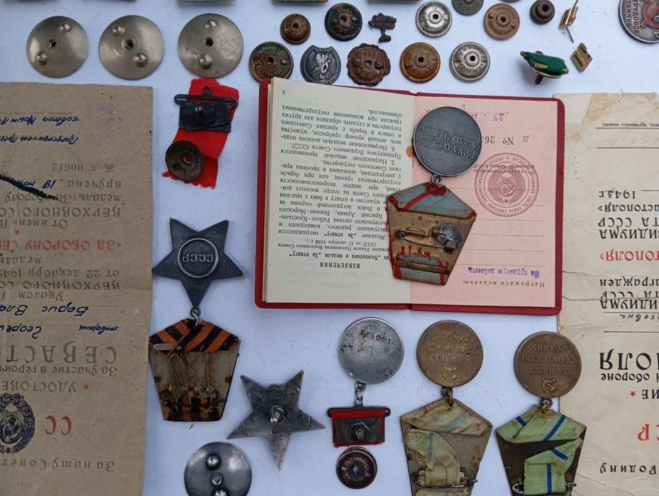 Великий вибір знаків, значків  різне.