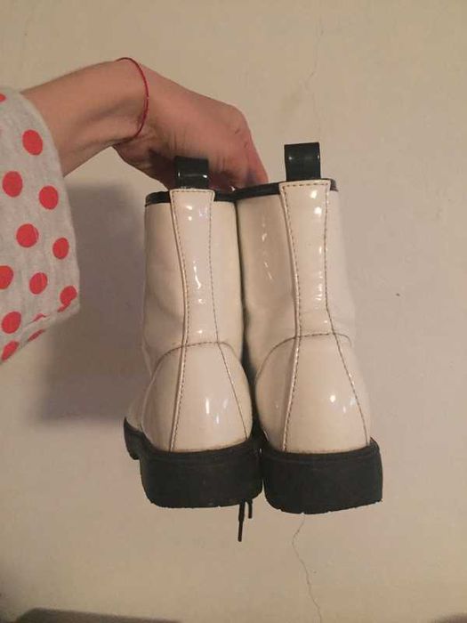 buty białe typu martens