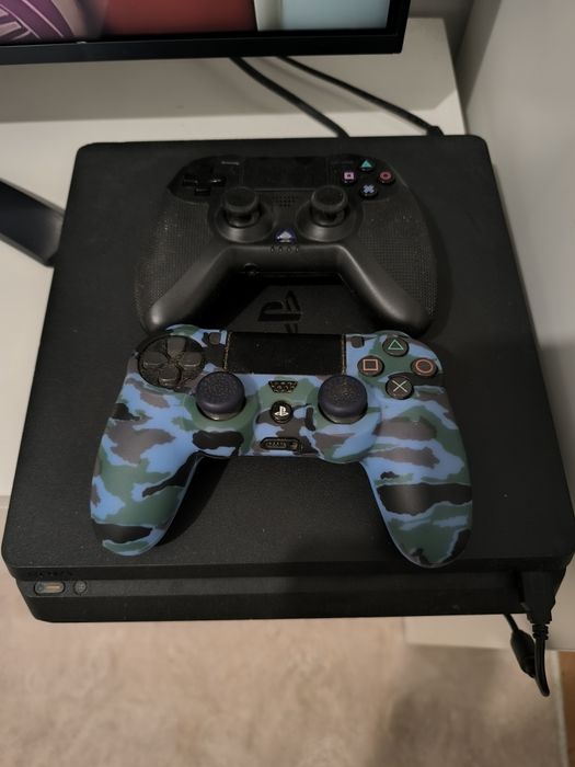 PS4 500Gb 2 comandos e 5 jogos