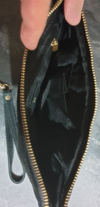 Mała torebka z piękną dekoracją dla kobiety.