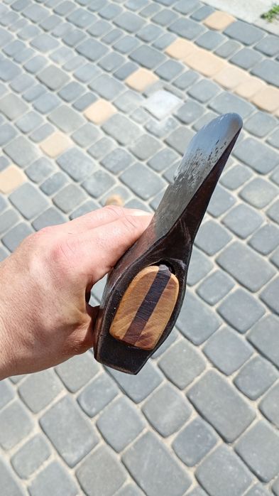 Ręcznie kuta siekiera średnia 1,2kg / 58cm akacja
