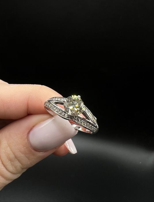 Pierścionek z brylantem 0,87 ct