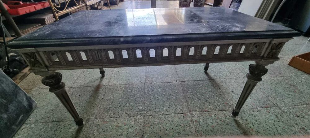 Mesa de sala de estar com pedra mármore