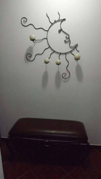 Banco ferro forjado e pele e Castiçal ferro de bolas de cera